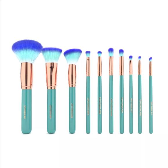 Spectrum Other - Spectrum The Glam Clam 10PC Makeup Brush Set